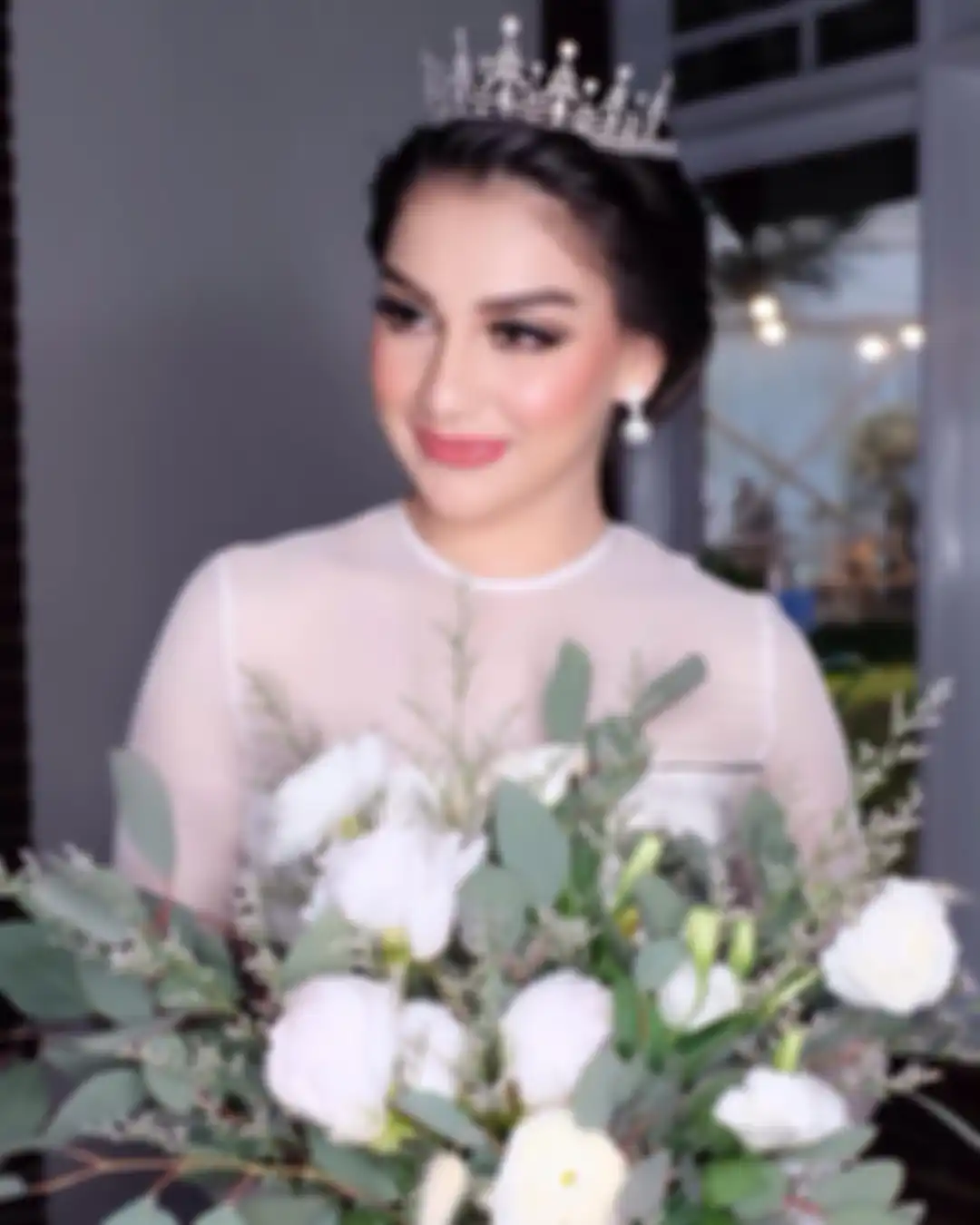 Irish Bella dalam riasan overdrawn lips di hari pernikahannya