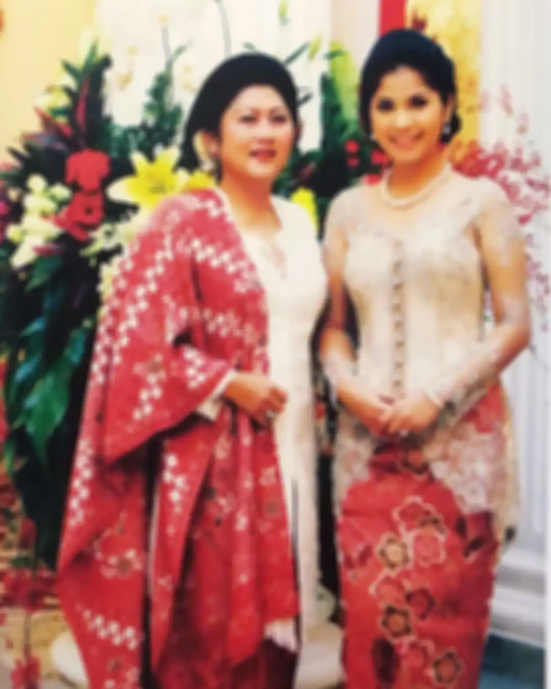 Annisa Pohan dan Ani Yudhoyono kompak kenakan kebaya dan kain batik warna merah