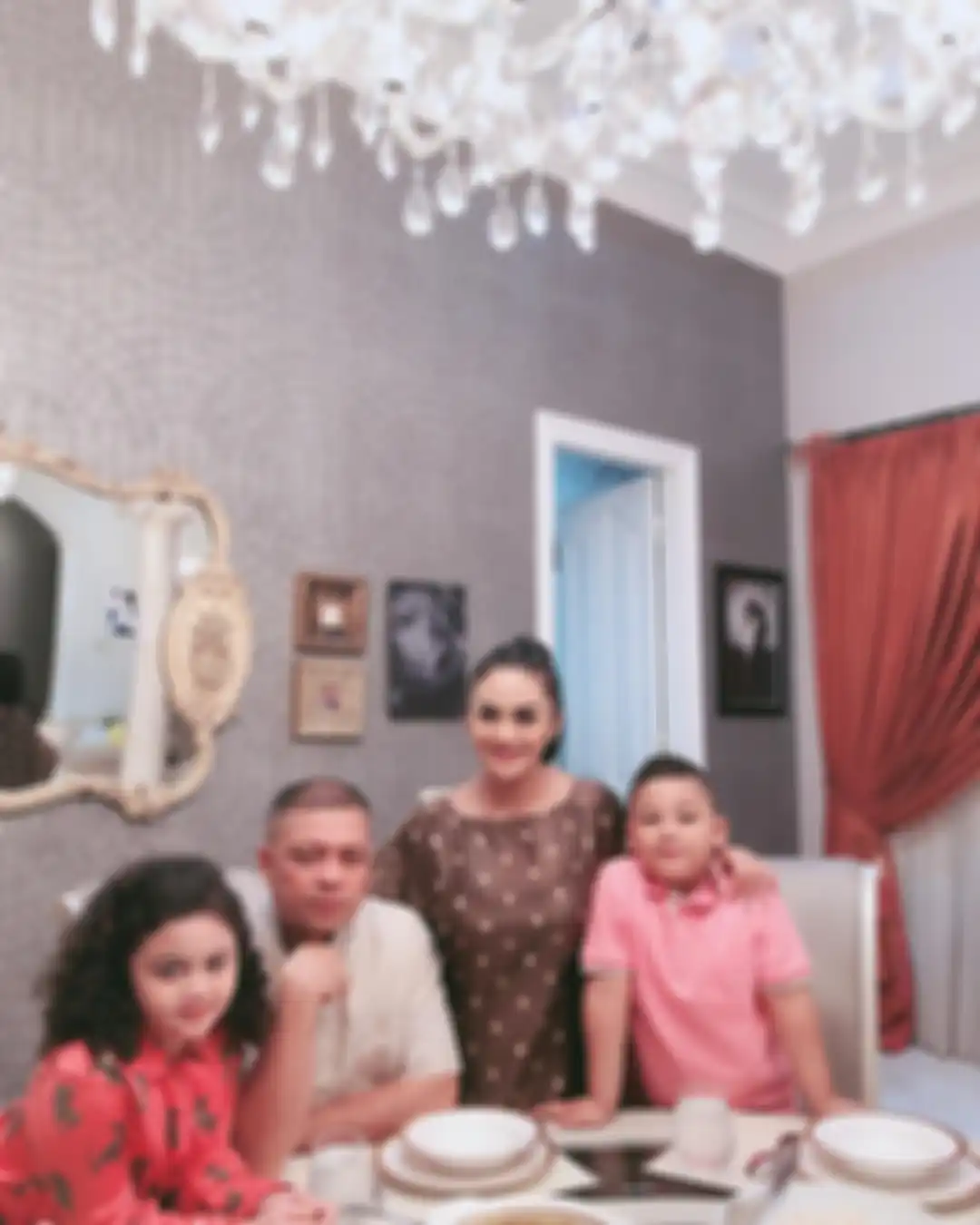 Ruang makan mewah Krisdayanti