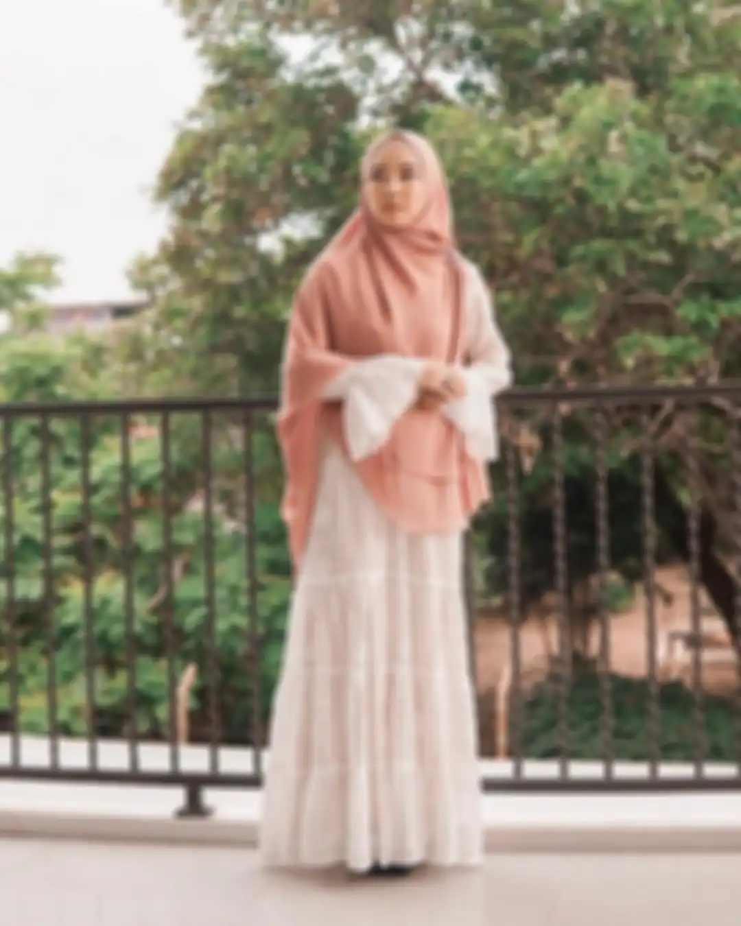Penampilan hijab Lindswell dengan dress brukat