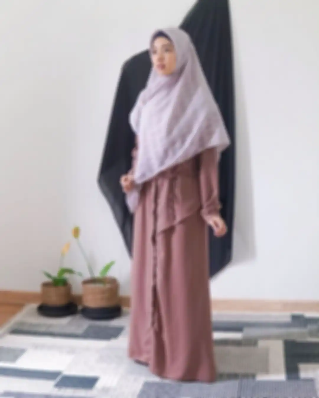 Lindswell dengan dress dan hijab segi empat
