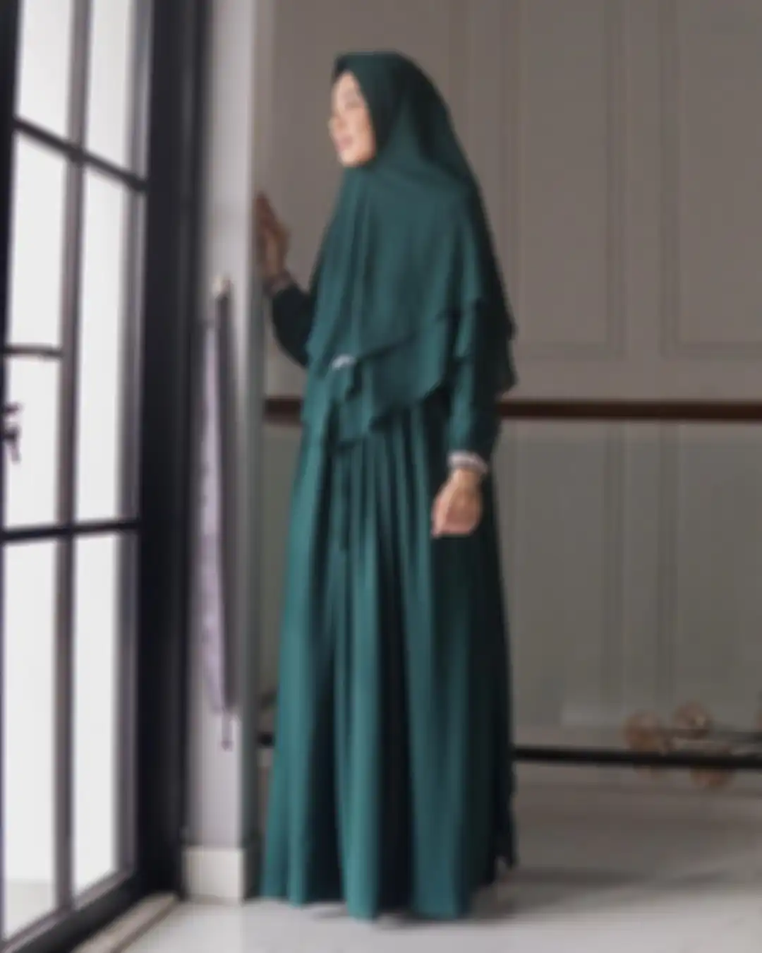 Penampilan Lindswell dengan gamis dan kerudung berwarna senada