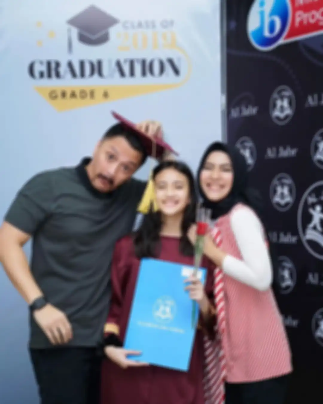 Dikabarkan Cerai karena Orang ke-3, Ferry Maryadi dan Mantan Istri Justru Kompak Hadiri Wisuda Putrinya