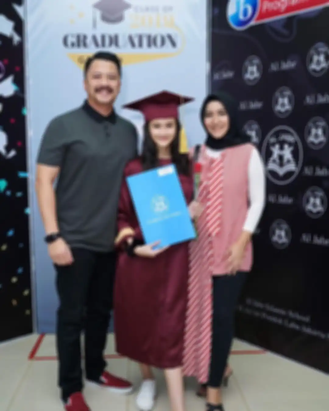 Dikabarkan Cerai karena Orang ke-3, Ferry Maryadi dan Mantan Istri Justru Kompak Hadiri Wisuda Putrinya