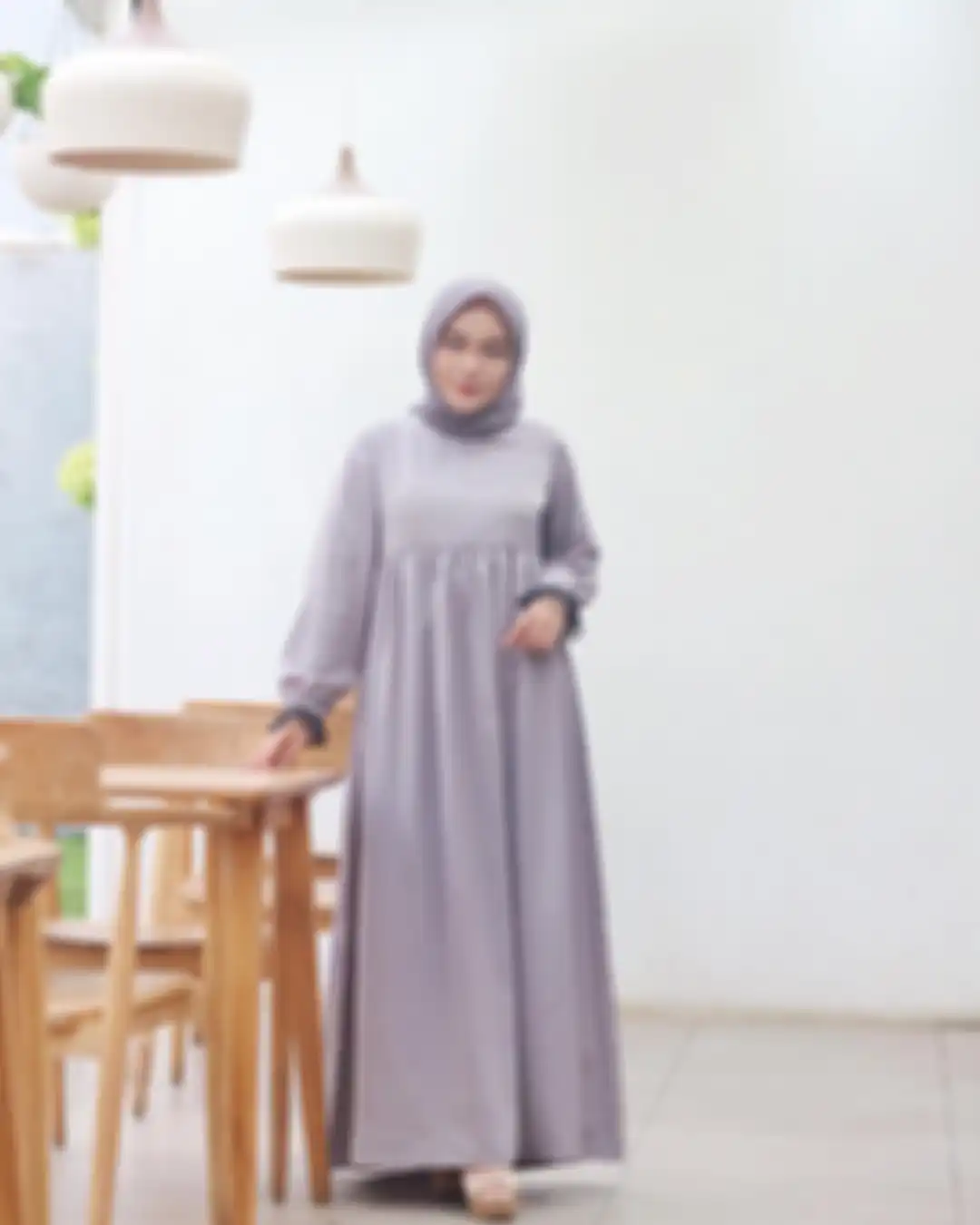 Dress hijab abu-abu buat lebaran