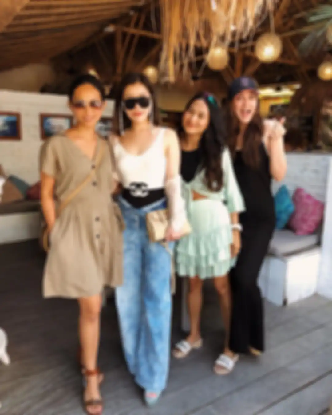 Luna Maya terlihat sedang liburan bareng Diana Nasimuddin, Faisal Nasimuddin, dan Chryseis Tan