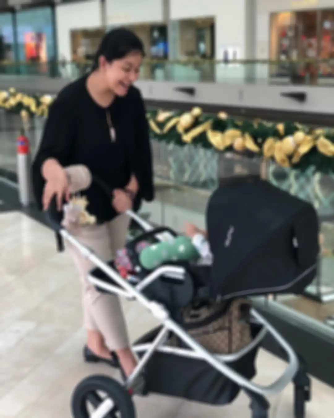 Penampilan sederhana Kahiyang Ayu