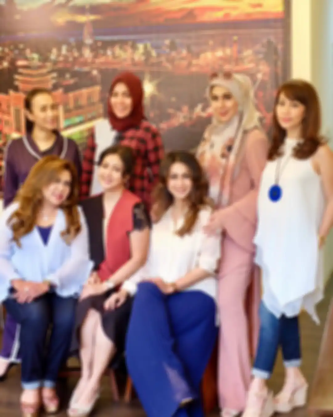 Diana Pungky, pemeran Jinny oh Jinny bersama teman-temannya