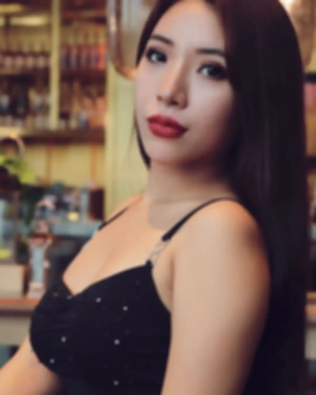 Izin dokter cantik ini dicabut pemerintah karena dianggap kerap unggah foto seksi dengan pakain minim.