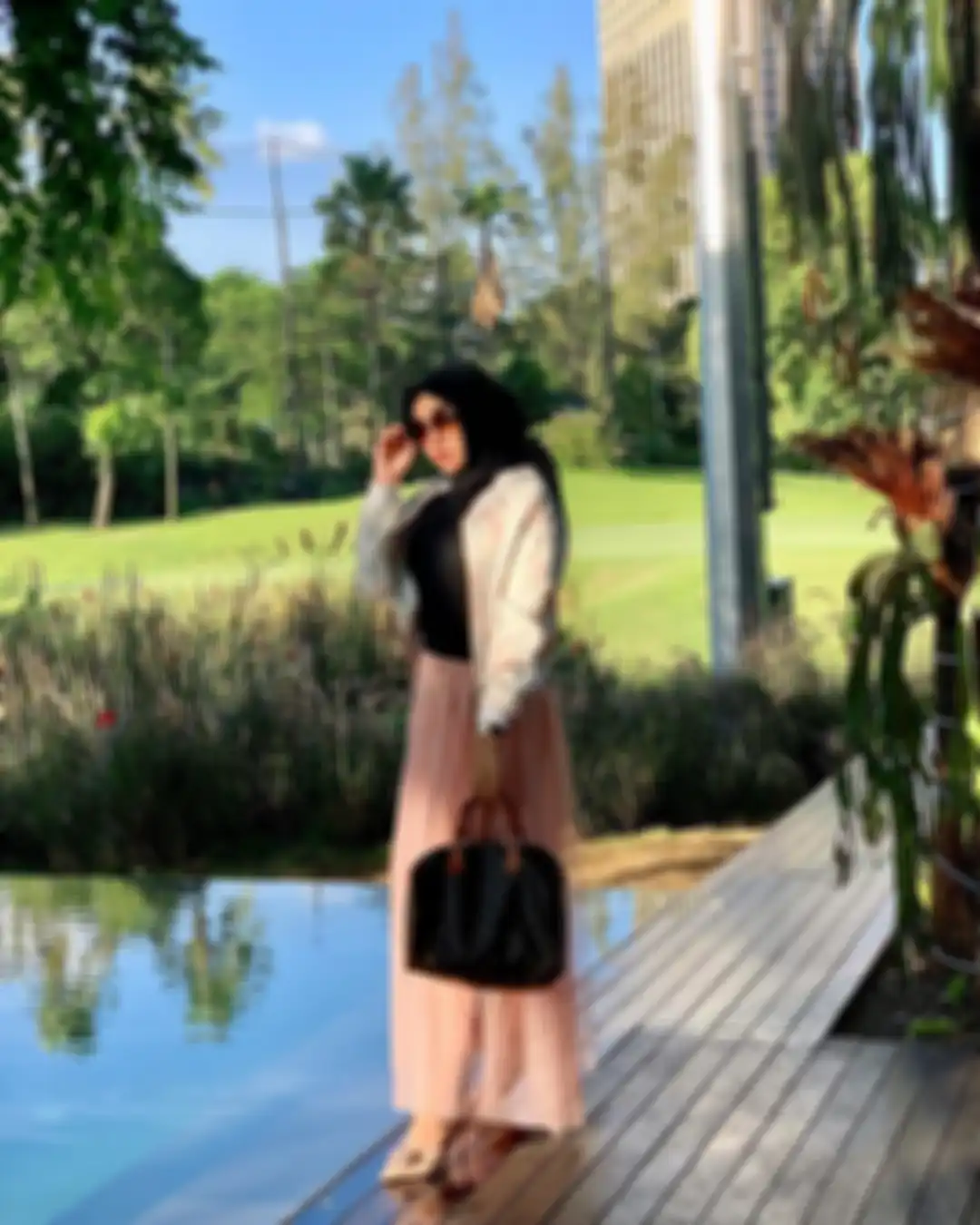 Padu padan gaya hijab santun Salmafina Sunan ketika mengenakan busana bernuansa peach