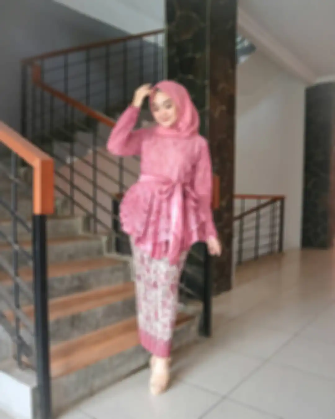 Kebaya hijab pink dan kain batik