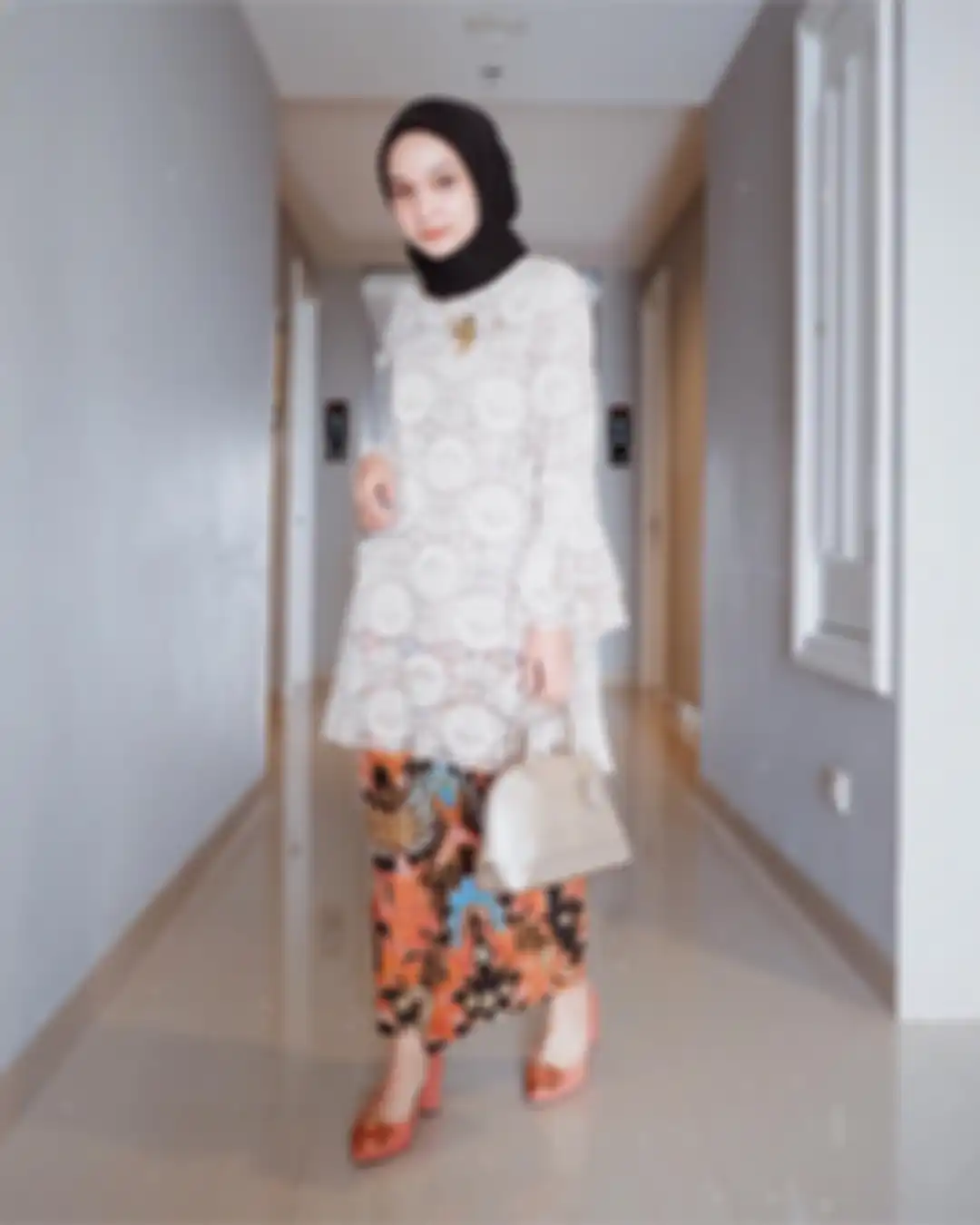 Kebaya hijab putih dan kain batik