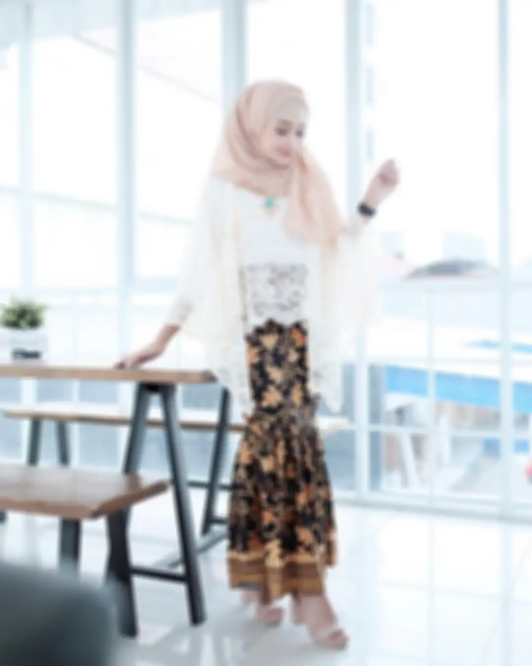 Kebaya hijab putih dan kain batik