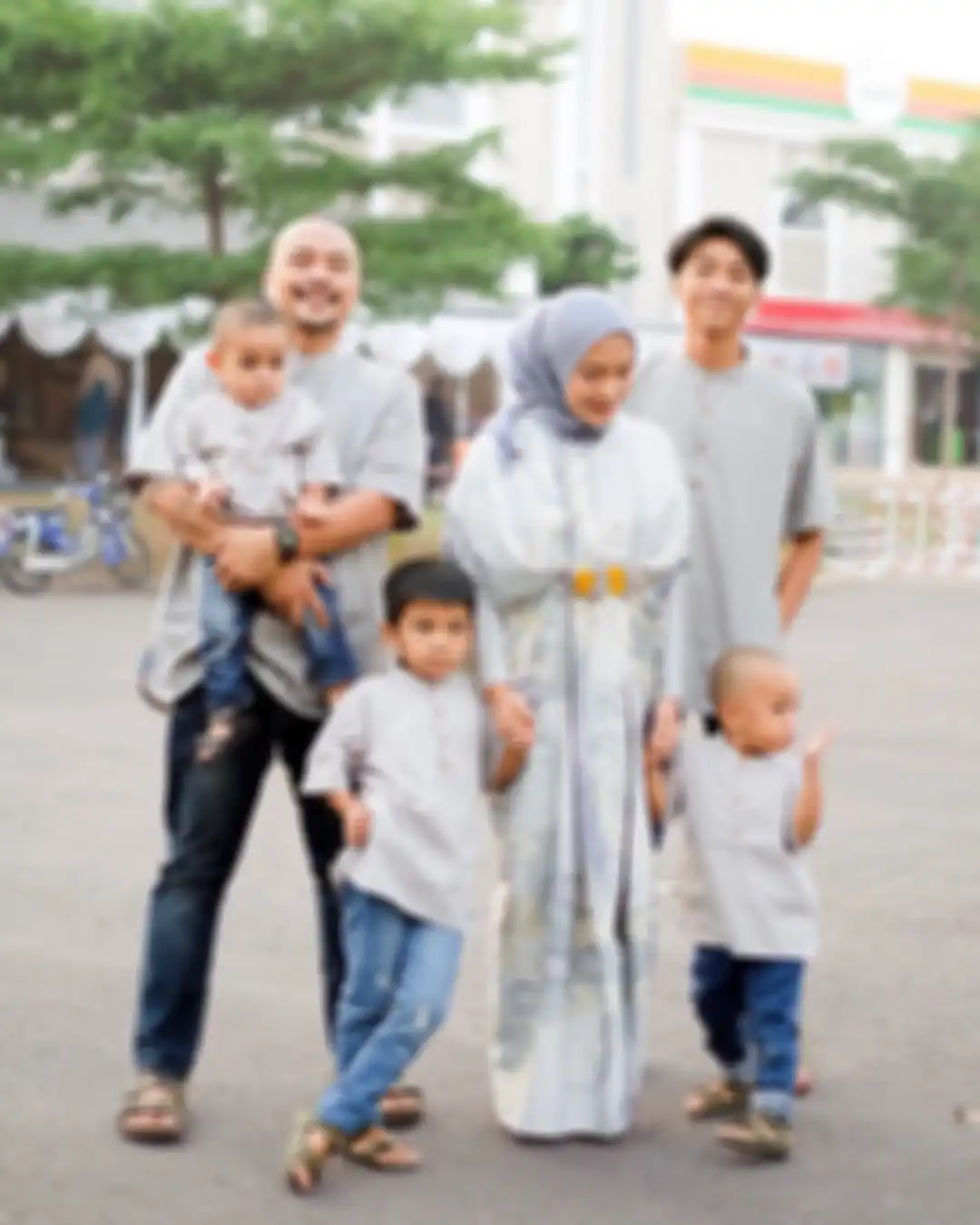 Gaya kompak Bumi Untara dan Mama Enno Lerian