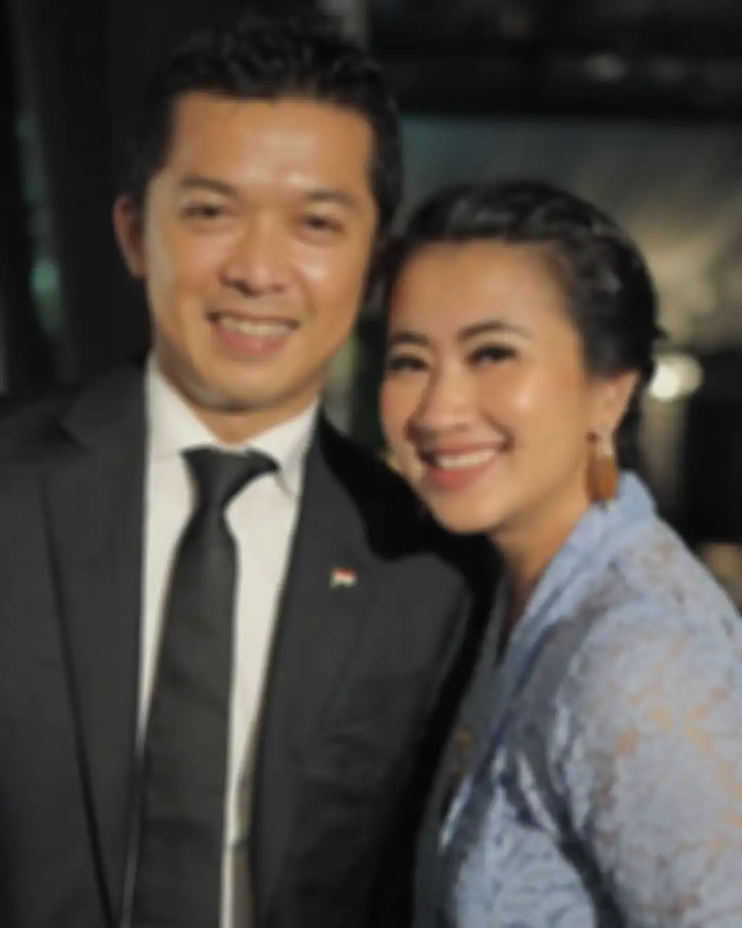 Taufik kondangan bersama sang istri 
