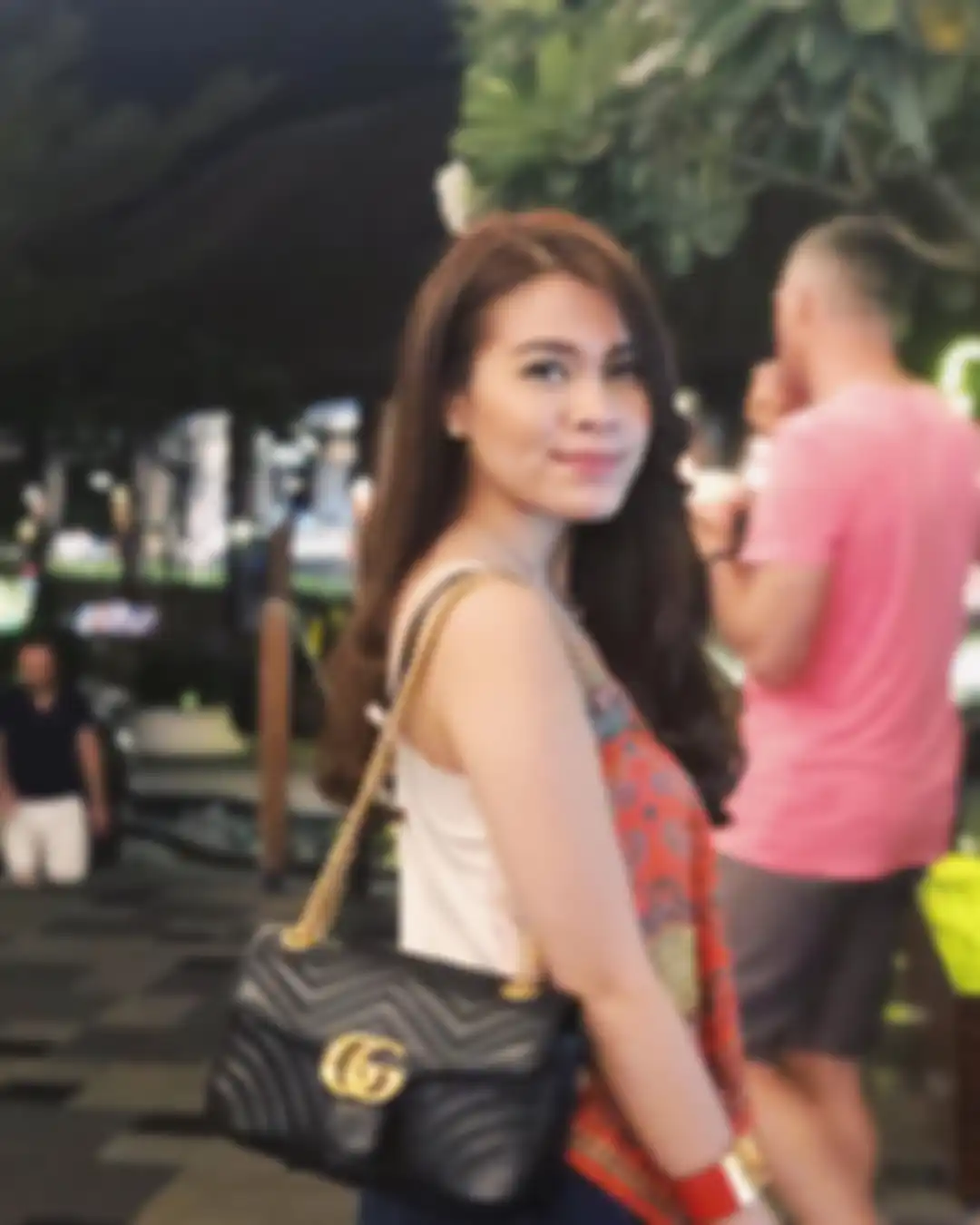 Chen Giovani punya selera fesyen yang modis dan kerap mengenakan barang-barang branded.