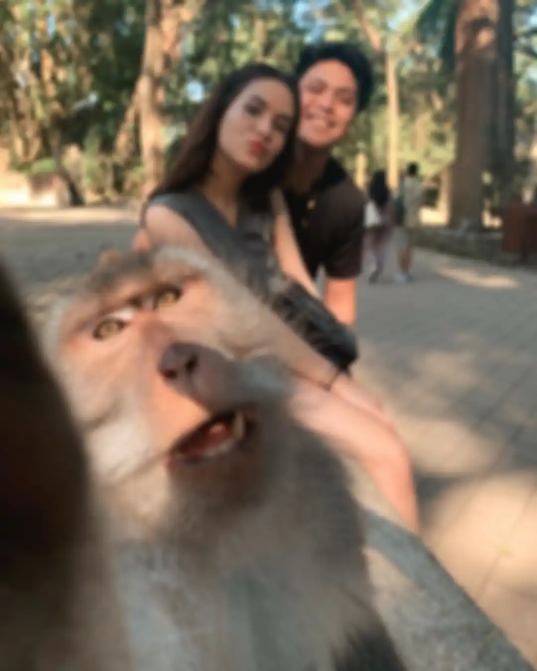 Steffi Zamora dan Philopaz Armand selfie bareng monyet