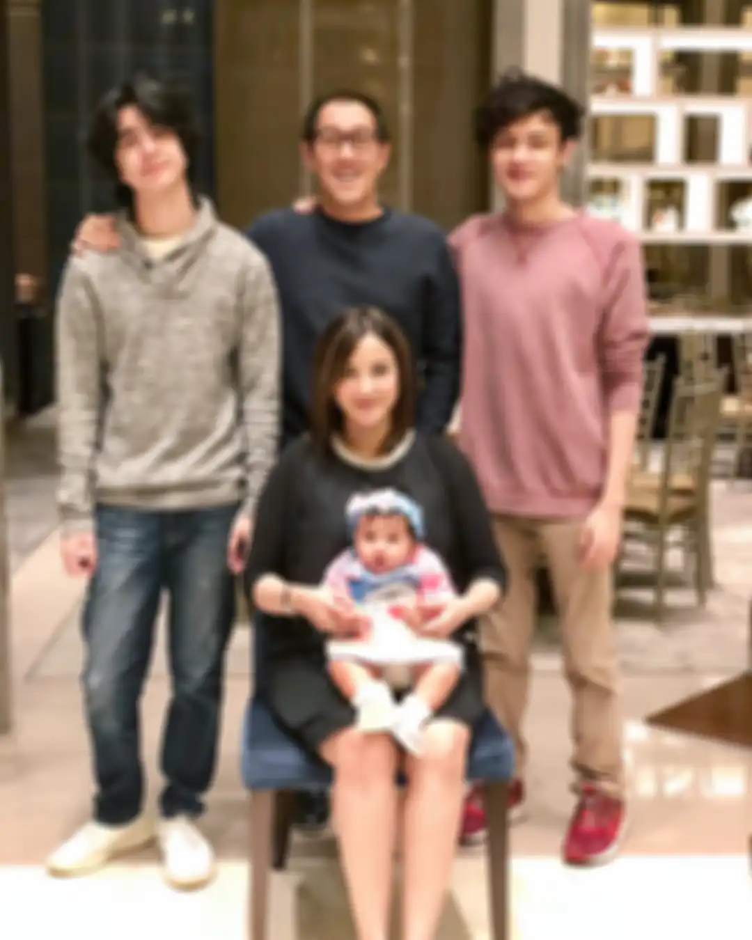 Shawn Adrian Khulafa bersama Andi Soraya dan ayah serta saudara sambungnya