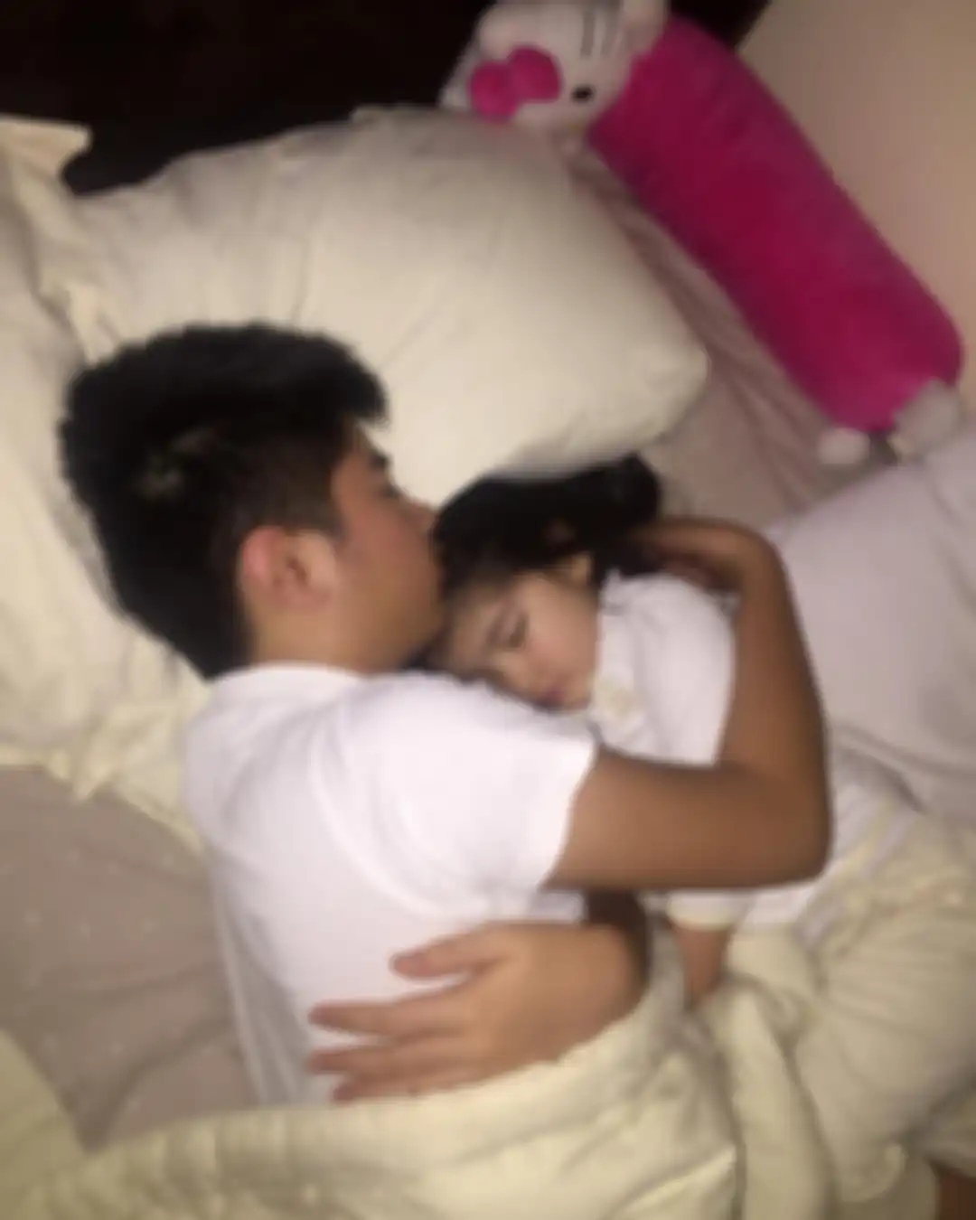Kedekatan anak Olla Ramlan, Sean Mikael dengan adik sambungnya, Alessa.