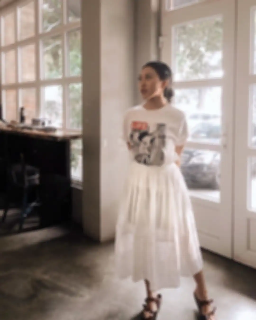 Padu padan kaos ala Afifah Yusuf, anak Hetty Koes Endang