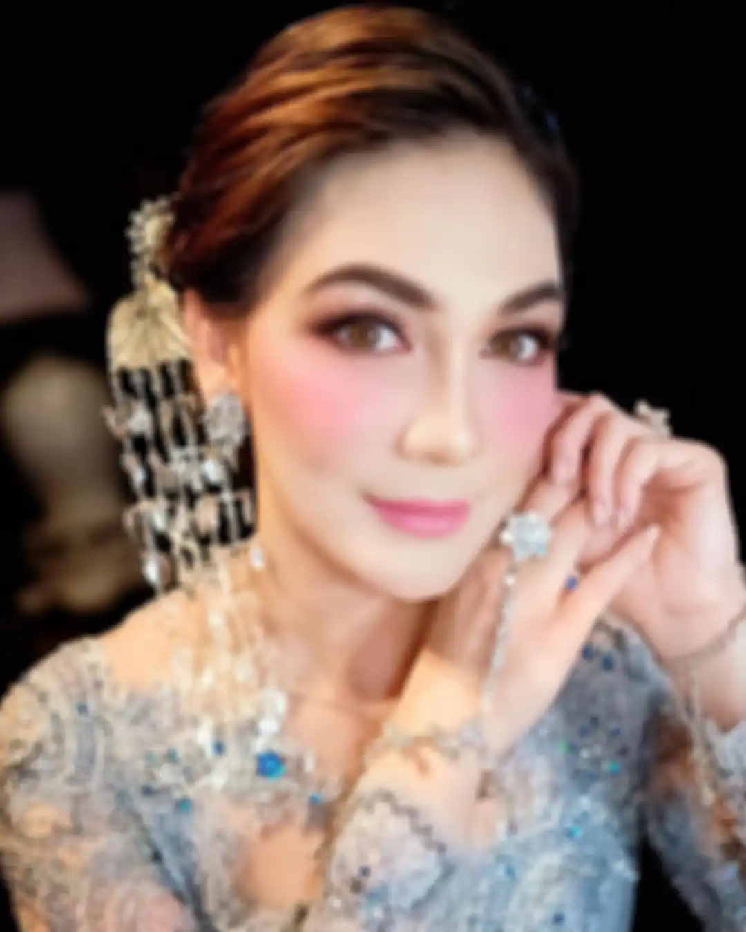 Cantiknya Luna Maya dengan kebaya dan makeup flawless