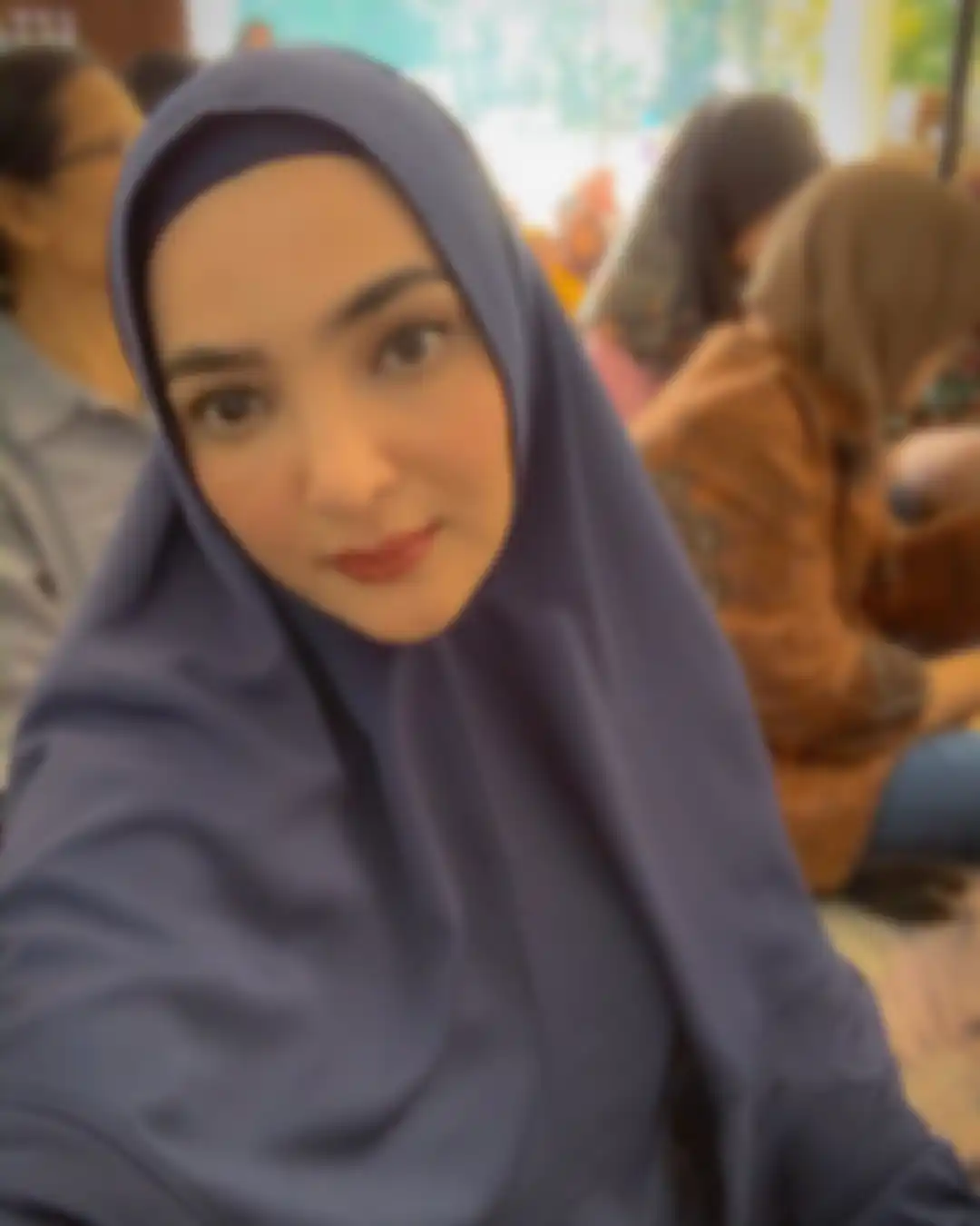 Penampilan Ashanty mengenakan hijab syari.