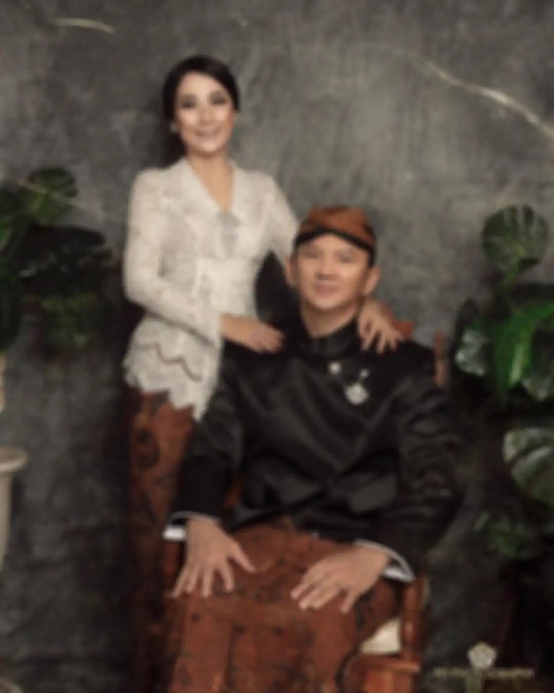 Foto pernikahan Ahok dan Puput Nastiti Devi kenakan busana tradisional