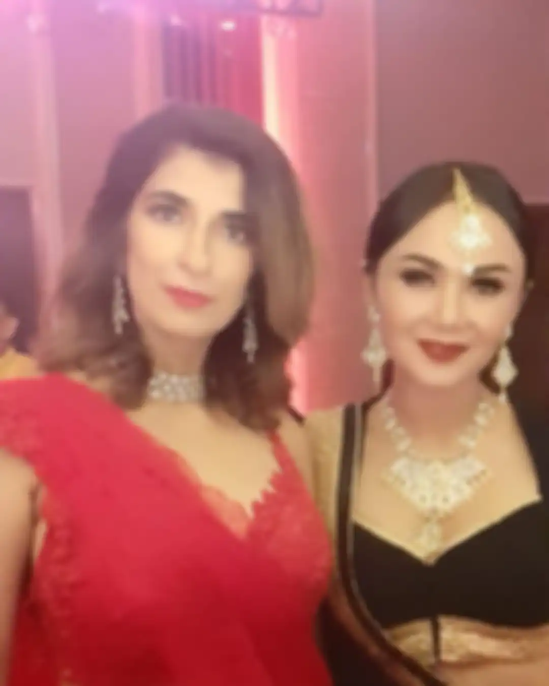 Penampilan cantik Yuni Shara dengan kain sari