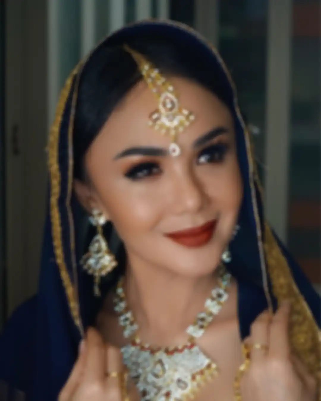 Penampilan cantik Yuni Shara dengan kain sari
