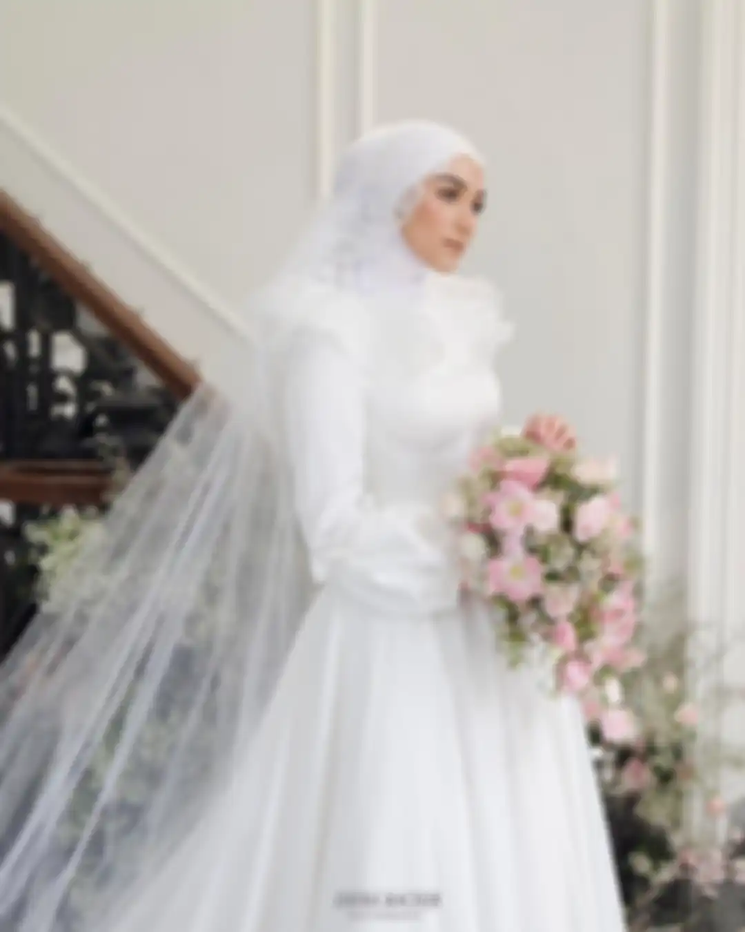 Penampilan anggun Citra Kirana  kenakan gaun pengantin muslim serba putih saat prewedding