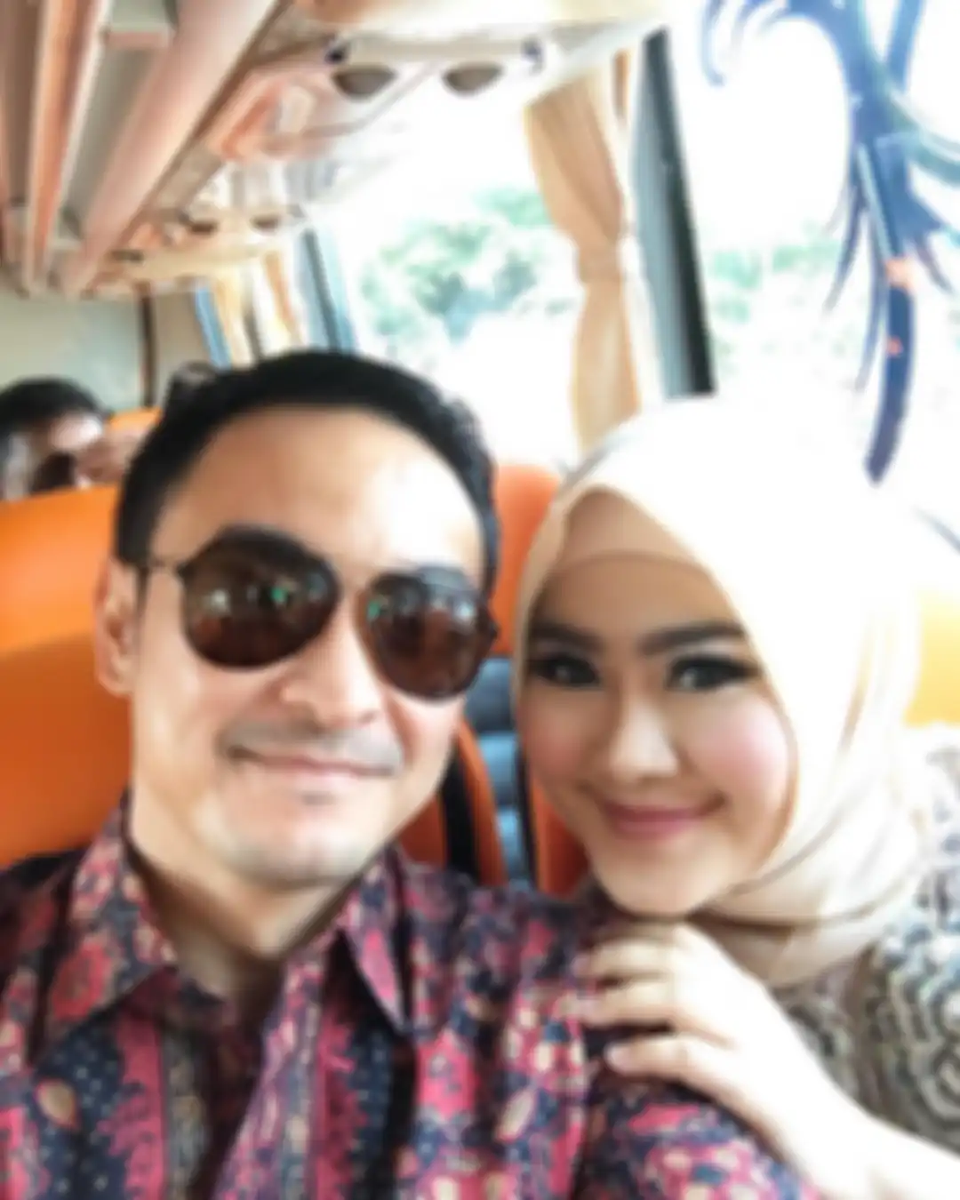 Kini setelah Ia dibui dan tak lagi terima gaji, istri Zumi Zola menghidupi kedua orang anaknya sendirian.