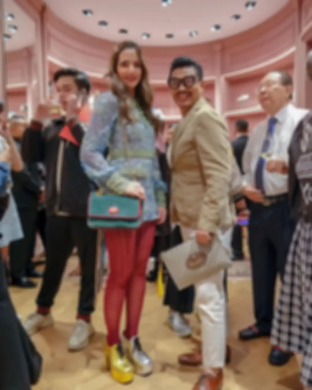 Tampilan Nia Ramadhani dengan sepatu beda warna yang jadi sorotan
