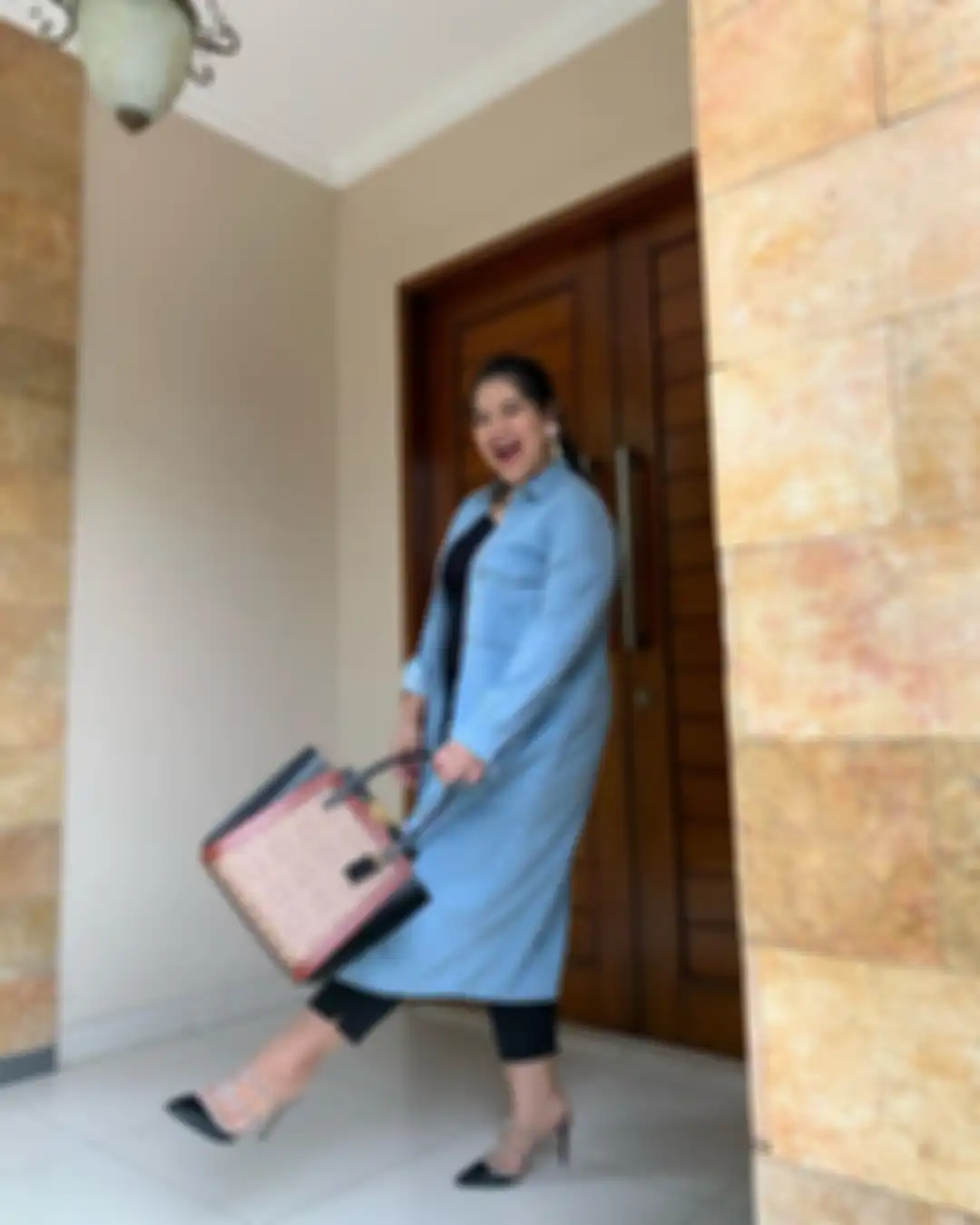 Kahiyang Ayu tampak modis dengan busana bergaya kasual
