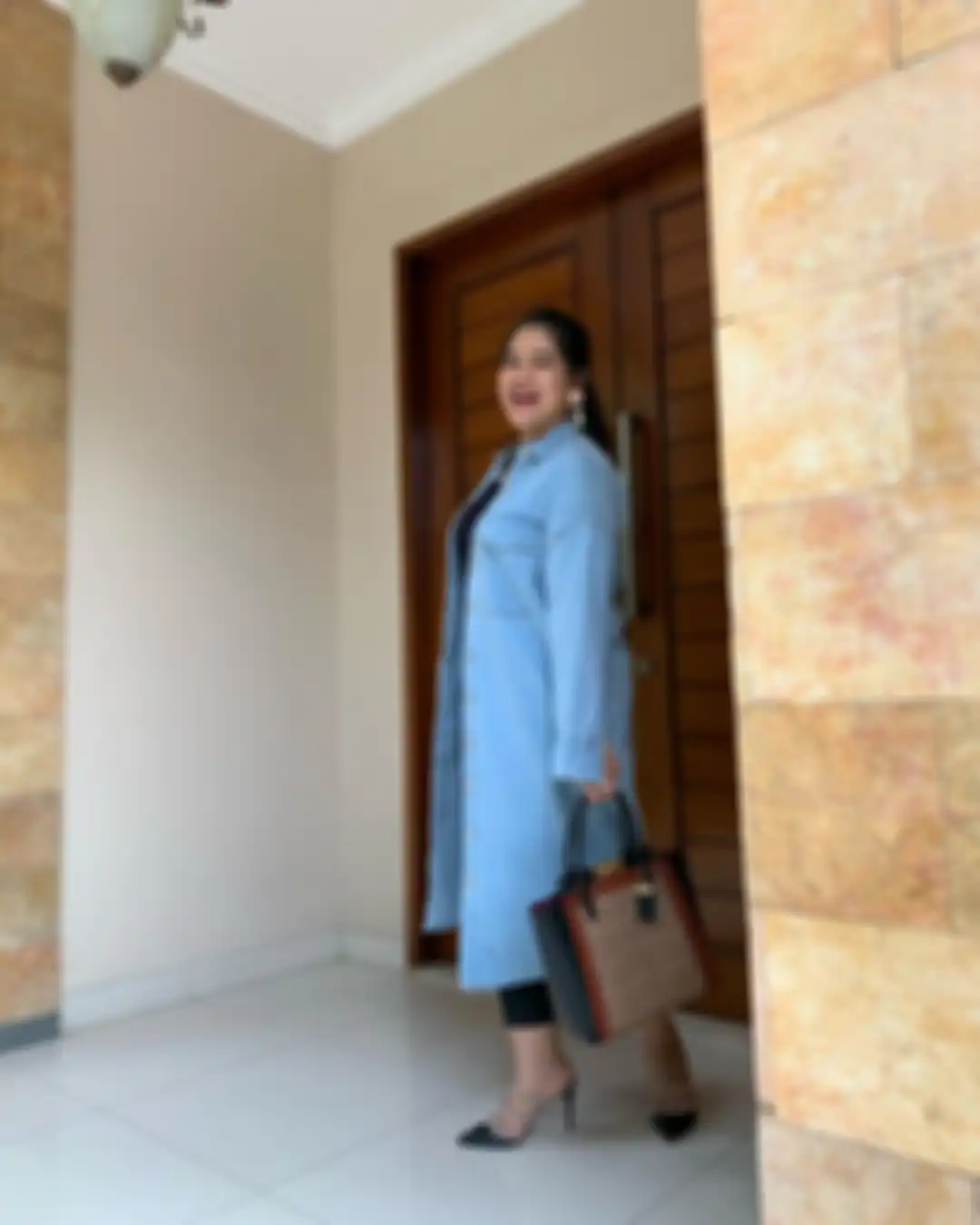 Kahiyang Ayu tampak membawa tas mewah dari brand Coach