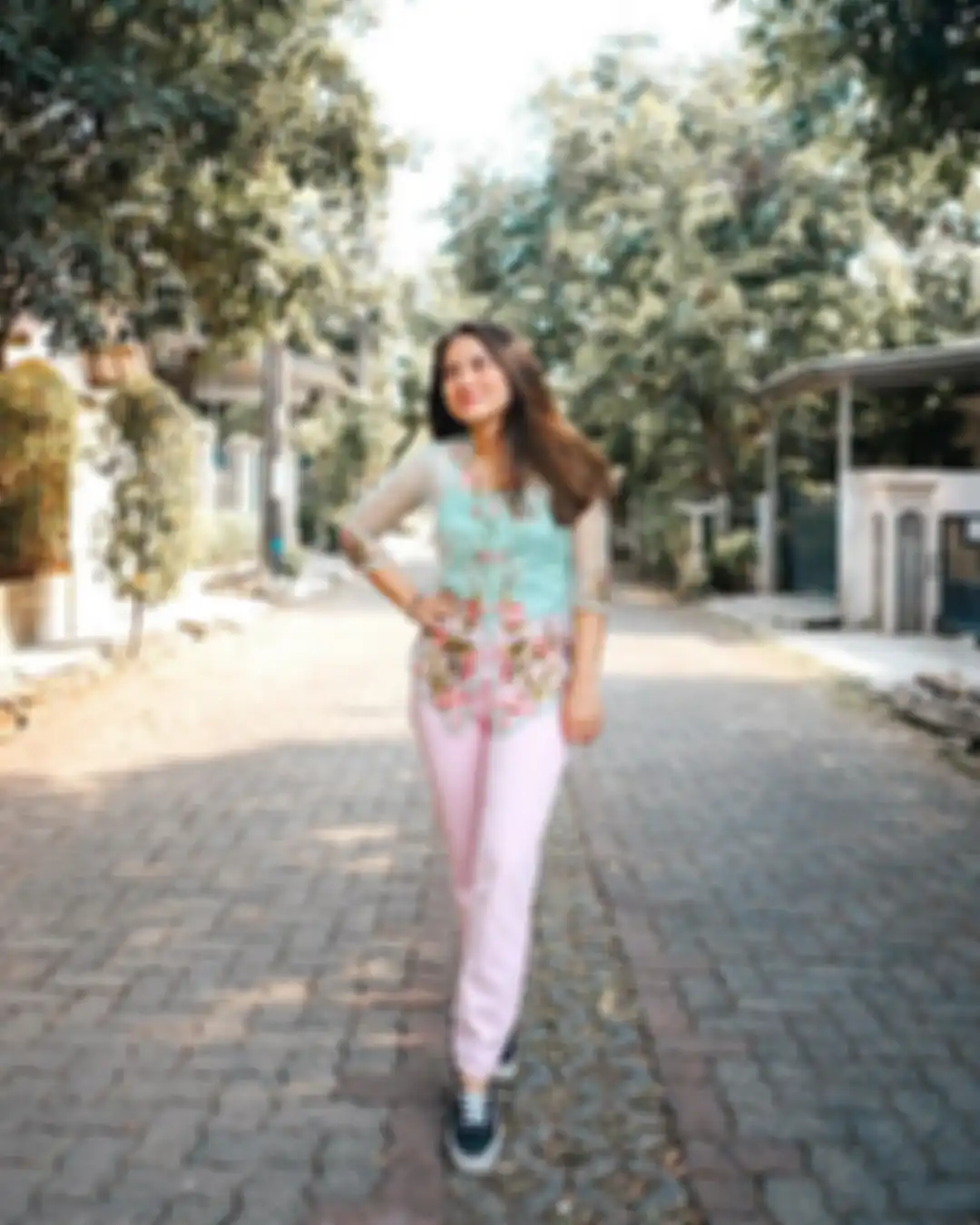 Gaya kasual Marsha Aruan dengan kebaya encim, celana panjang dan sneakers.