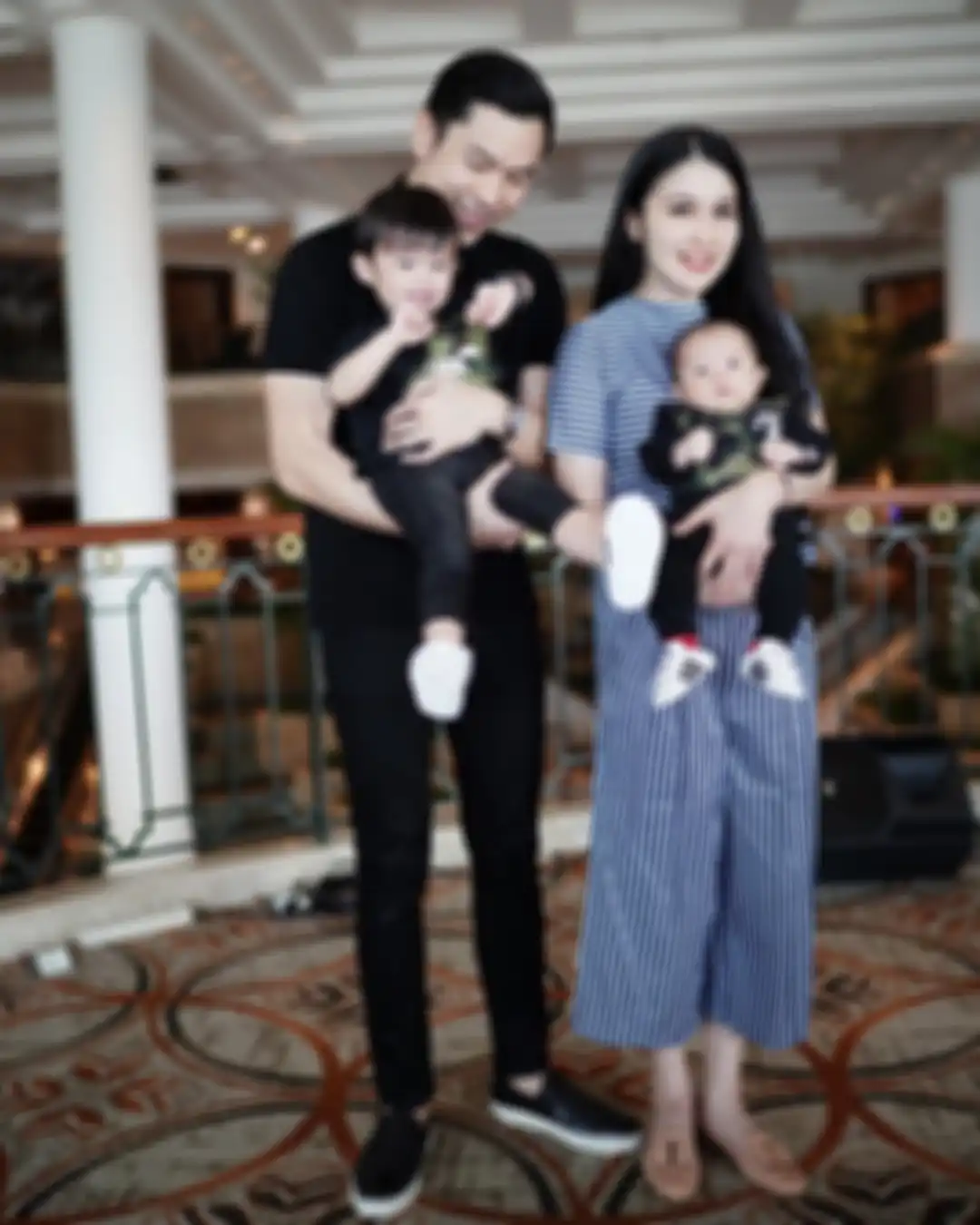 Harvey Moeis - Sandra Dewi dan kedua putra mereka