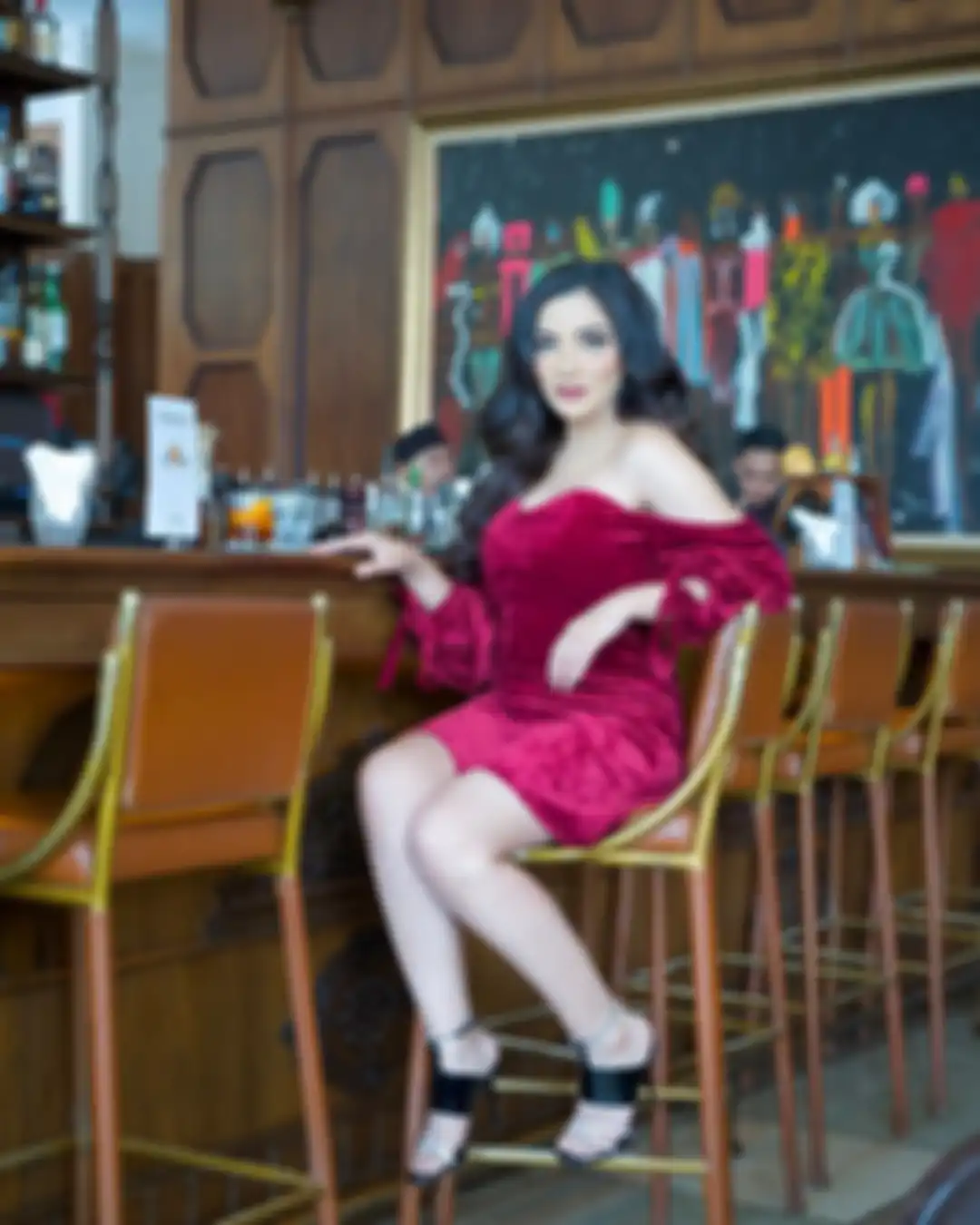 Ashanty terlihat mengenakan busana mini dress bernuansa warna merah dari bahan velvet
