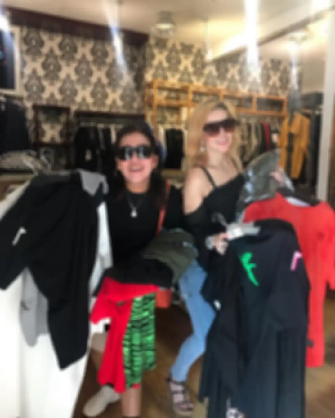 Barbie Kumalasari bersama ibu Kriss Hatta, Tuty Suratinah