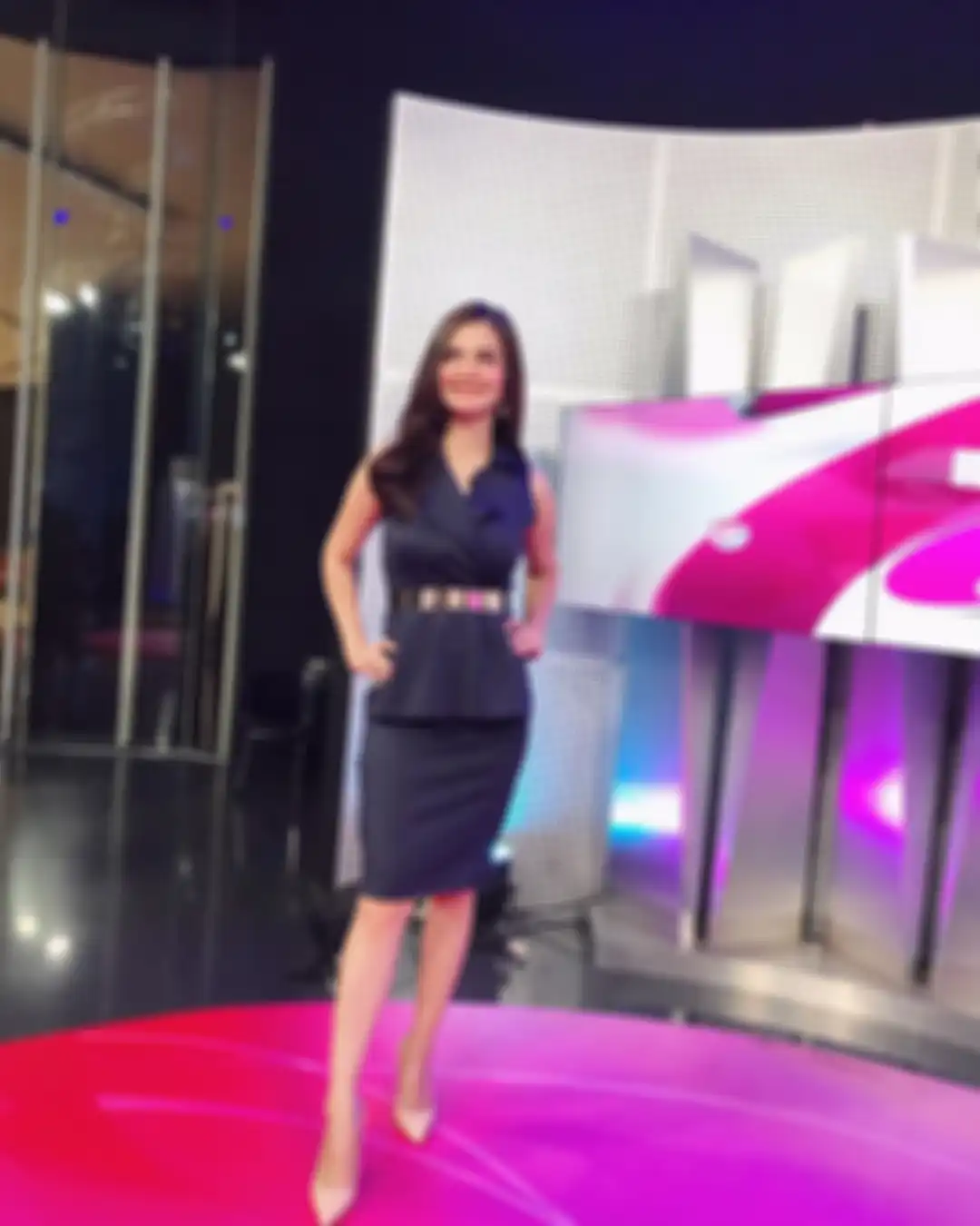 Penampilan seksi Cut Tari yang curi perhatian setelah kembali menjadi host di acara infotainment TV