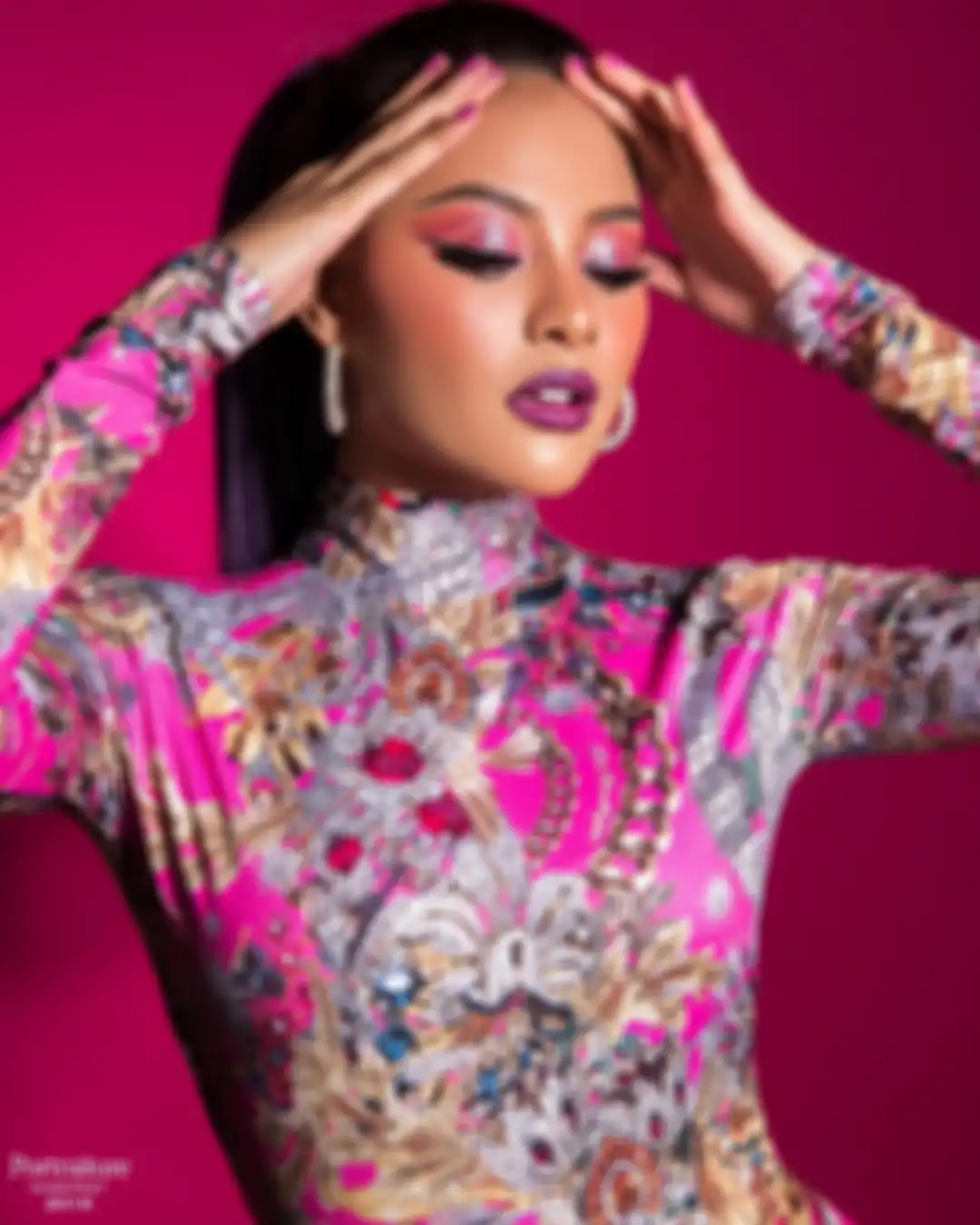 Penampilan seksi memikat Aurel Hermansyah dengan tampilan bold saat pemotretan bersama fotografer Rio Motret