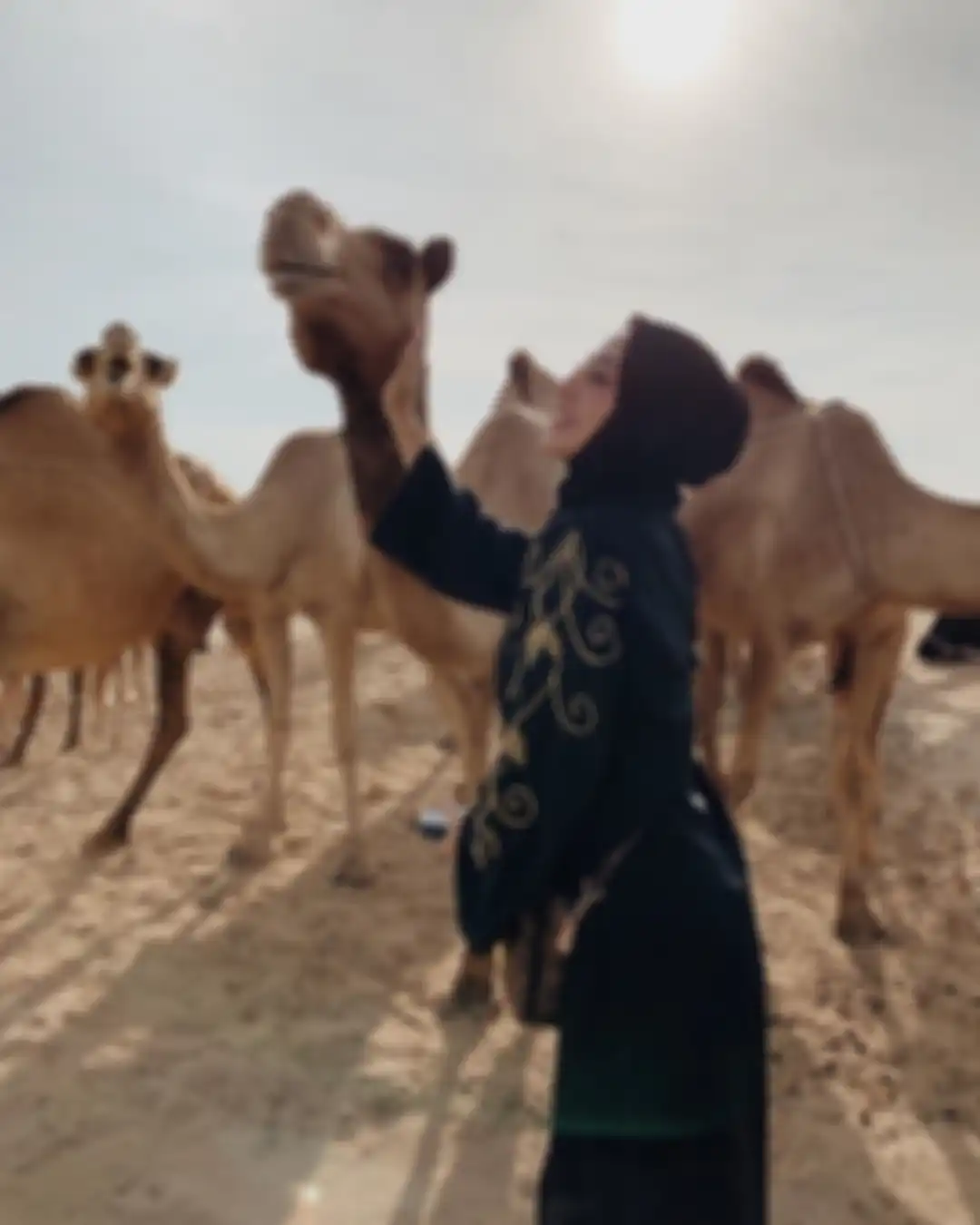 Margin Wieheerm saat berfoto dengan Unta di Arab Saudi.