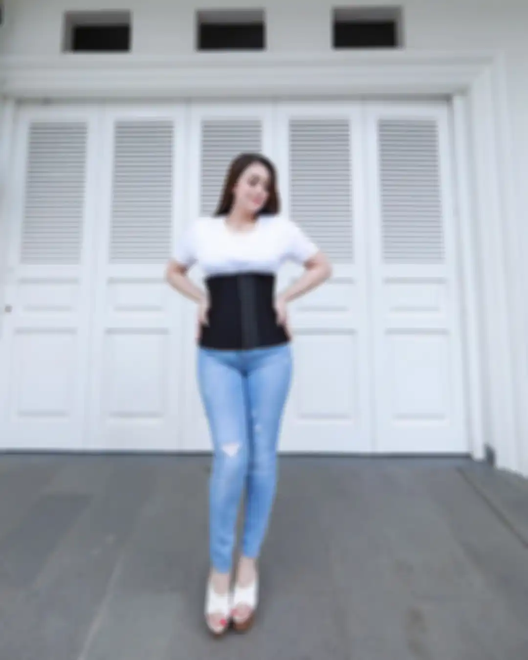 Tampilan Celine Evangelista dengan korset