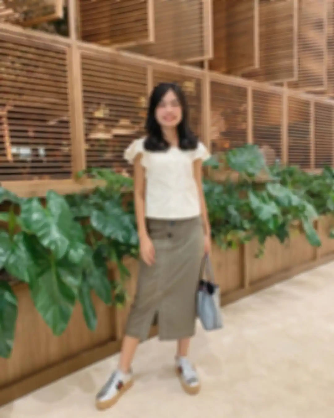 Midi skirt ala Namira Adjani, putri Alya Rohali