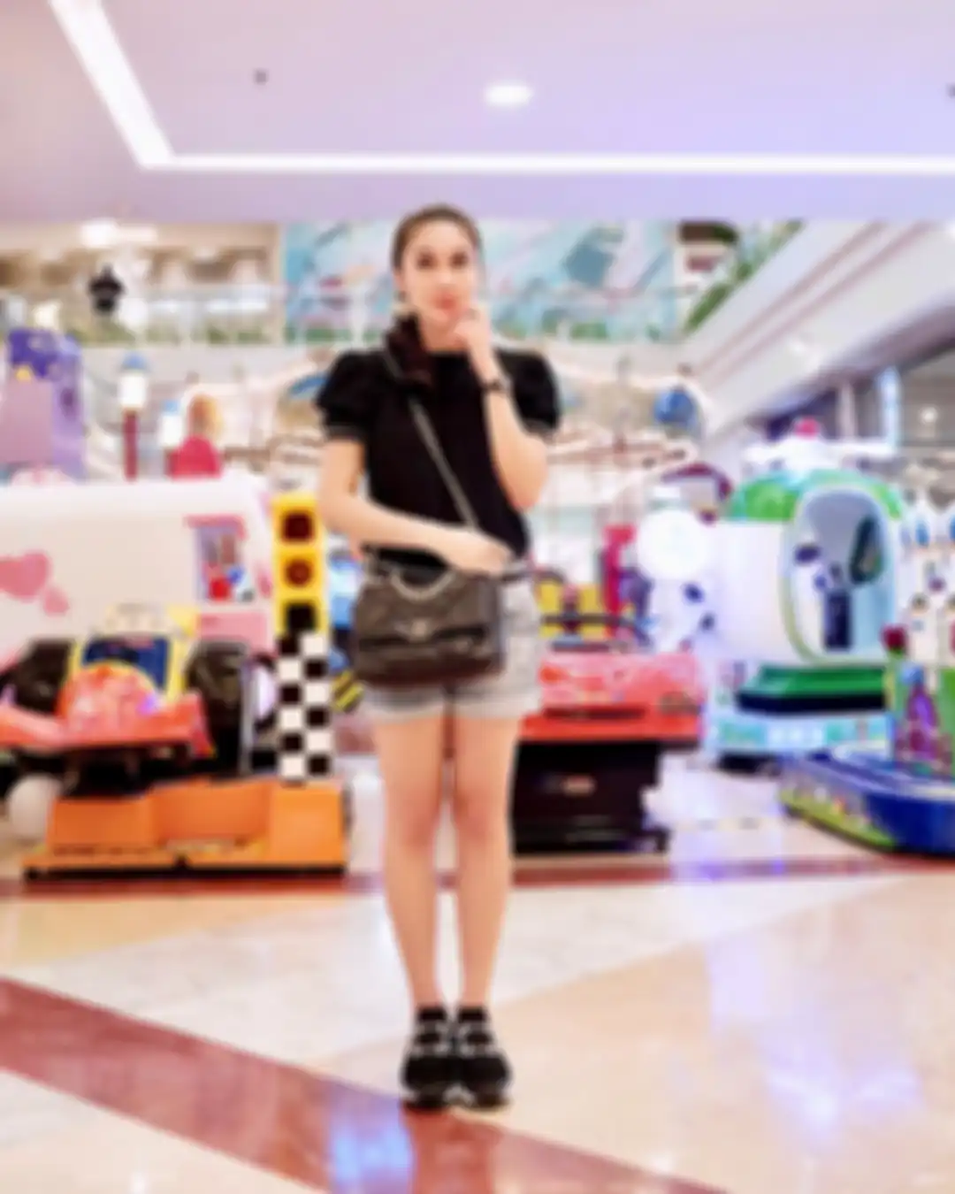 Penampilan kece Sandra Dewi bak ABG kekinian saat pergi nge-mall pakai celana pendek alias hot pants