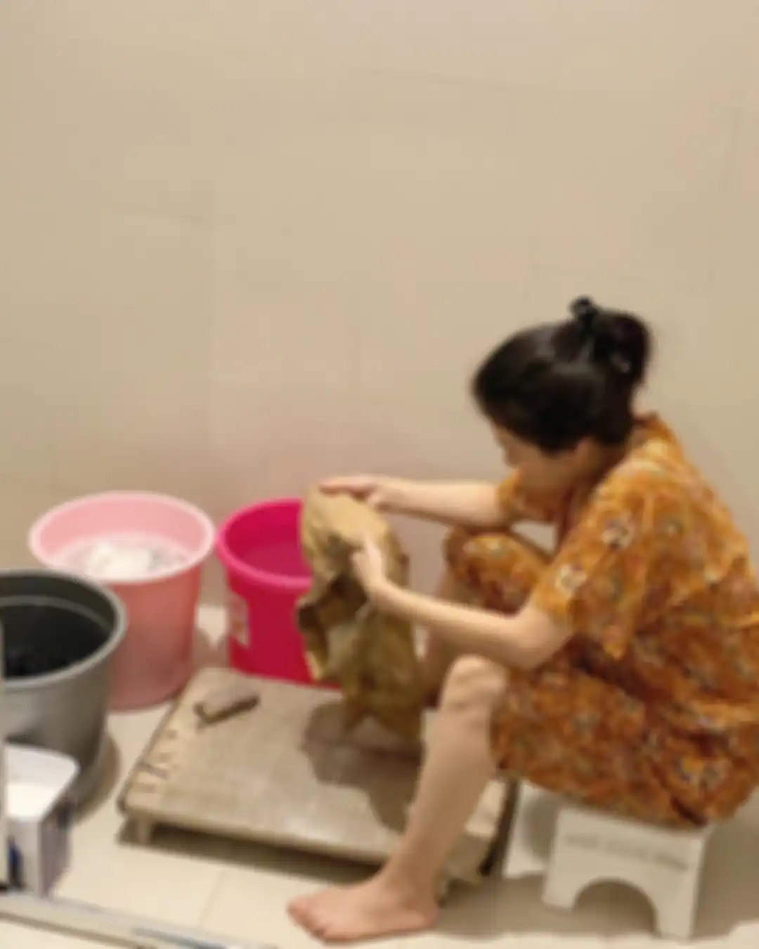 Potret Sarwendah saat mencuci baju