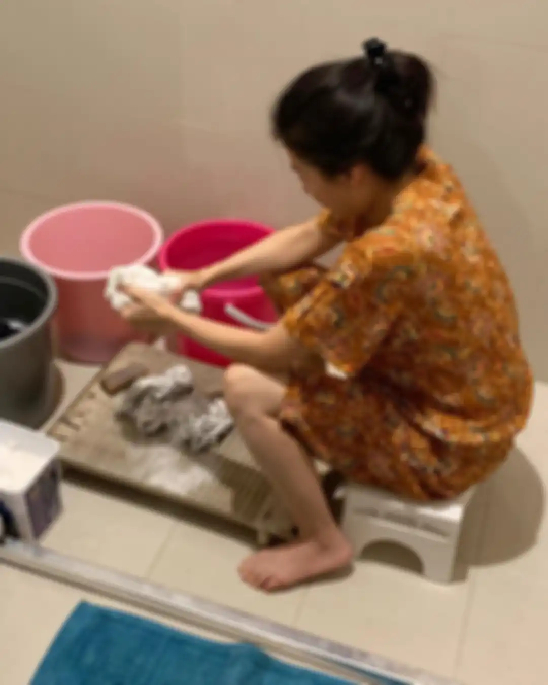 Potret Sarwendah saat mencuci baju