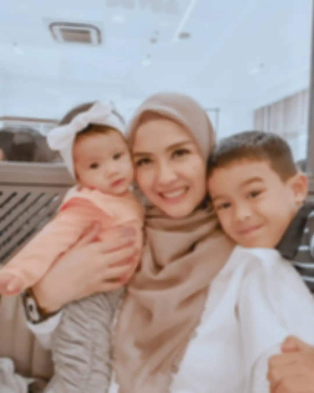 Revalina S Temat bersama kedua buah hatinya