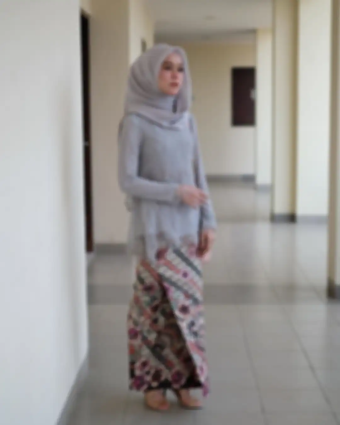 Kebaya hijab dan kain batik ala Lesty Kejora