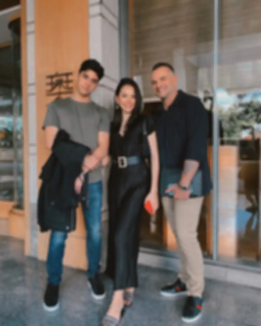 Alyssa Daguise bersama Al Ghazali dan sang ayah, Richard Daguise. 