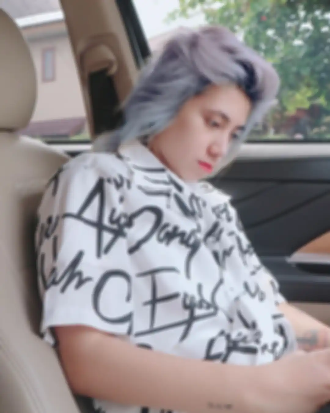 Penampilan Dera Idol yang bikin pangling